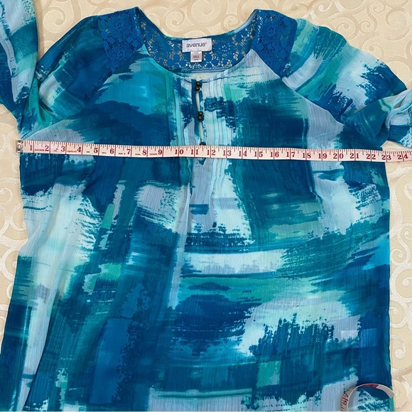 Avenue 14/16 Vibrant Blue Abstract print Blouse Top Women's Lace Accent EUC - Picture 6 of 12